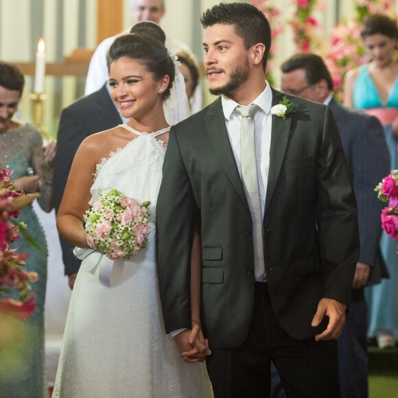 Melissa (Gabriella Mustafá) joga buquê e Samuel (Eriberto Leão) pega o ramalhete de florese, na novela 'O Outro Lado do Paraíso'
