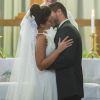 Melissa (Gabriella Mustafá) e Diego (Arthur Aguiar) dão beijo apaixonado após trocarem votos em casamento, na novela 'O Outro Lado do Paraíso'