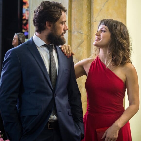 Clara (Bianca Bin) e Renato (Rafael Cardoso) sobrem ao altar como padrinhos do casamento de Diego (Arthur Aguiar) e Melissa (Gabriella Mustafá), na novela 'O Outro Lado do Paraíso'