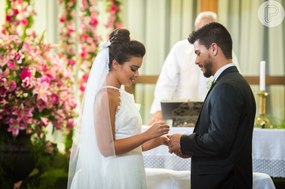 Melissa (Gabriella Mustafá) e Diego (Arthur Aguiar) fazem os votos e trocam alianças em cerimônia de casamento emocionante, na novela 'O Outro Lado do Paraíso'