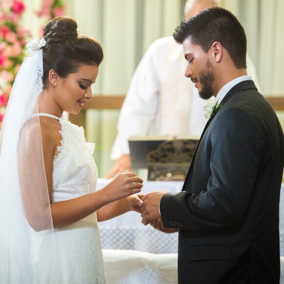 Melissa (Gabriella Mustafá) e Diego (Arthur Aguiar) fazem os votos e trocam alianças em cerimônia de casamento emocionante, na novela 'O Outro Lado do Paraíso'