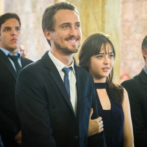 Rafael (Igor Angelkorte) e Laura (Bella Piero) prestigiam o casamento de Diego (Arthur Aguiar) e Melissa (Gabriella Mustafá), na novela 'O Outro Lado do Paraíso'