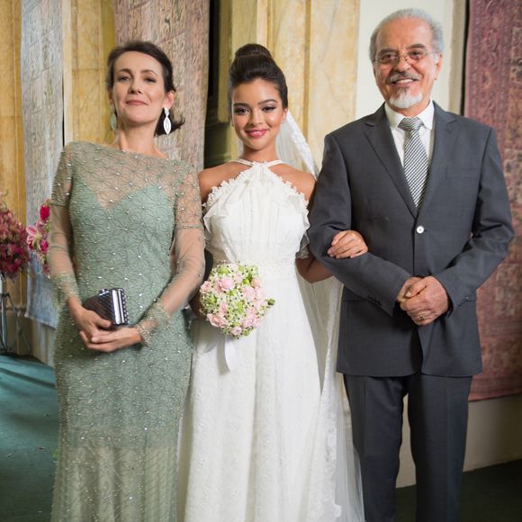 Raul (Genézio de Barros) e Isabel (Ana Barroso) apoiam a filha, Melissa (Gabriella Mustafá), em casamento com Diego (Arthur Aguiar), mas também vão apoiar seu divórcio, na novela 'O Outro Lado do Paraíso'