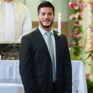 Diego (Arthur Aguiar) se mostra ansioso ao ver Melissa (Gabriella Mustafá) entrar na igreja para casamento, na novela 'O Outro Lado do Paraíso'