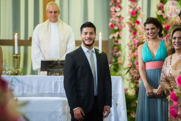 Diego (Arthur Aguiar) se mostra ansioso ao ver Melissa (Gabriella Mustafá) entrar na igreja para casamento, na novela 'O Outro Lado do Paraíso'
