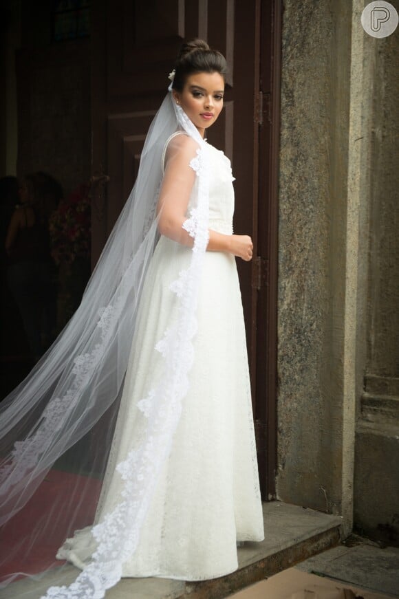 Melissa (Gabriella Mustafá) escolhe vestido clássico na cor branca para se casar com Diego (Arthur Aguiar), na novela 'O Outro Lado do Paraíso'