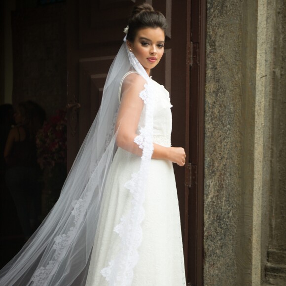 Melissa (Gabriella Mustafá) escolhe vestido clássico na cor branca para se casar com Diego (Arthur Aguiar), na novela 'O Outro Lado do Paraíso'