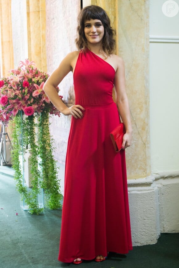 Clara (Bianca Bin) usa vestido longo vermelho em casamento de Diego (Arthur Aguiar) e Melissa (Gabriela Mustafá), na novela 'O Outro Lado do Paraíso'