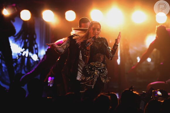 Anitta foi destaque no Prêmio Lo Nuestro e se emocionou ao destacar o apoio de J Balvin