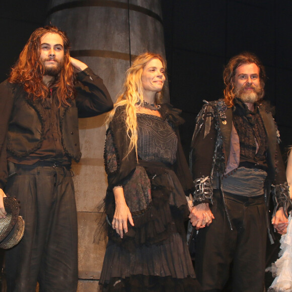 Rafael Vitti precisou ficar 6 horas no salão para aderir ao novo visual, para a peça 'A Senhora dos Afogados'