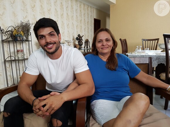 Licia, mãe de Lucas, confinado no 'Big Brother Brasil 18', veio a público neste sábado, 24 de fevereiro de 2018, pedir que os telespectadores do reality show compreendam seu filho