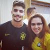 Caio Castro recebeu o carinho de mais uma fã que também estava na Arena Corinthians