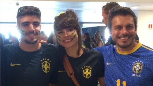 Caio Castro e Maria Casadevall pintam o rosto para ver jogo do Brasil na Copa