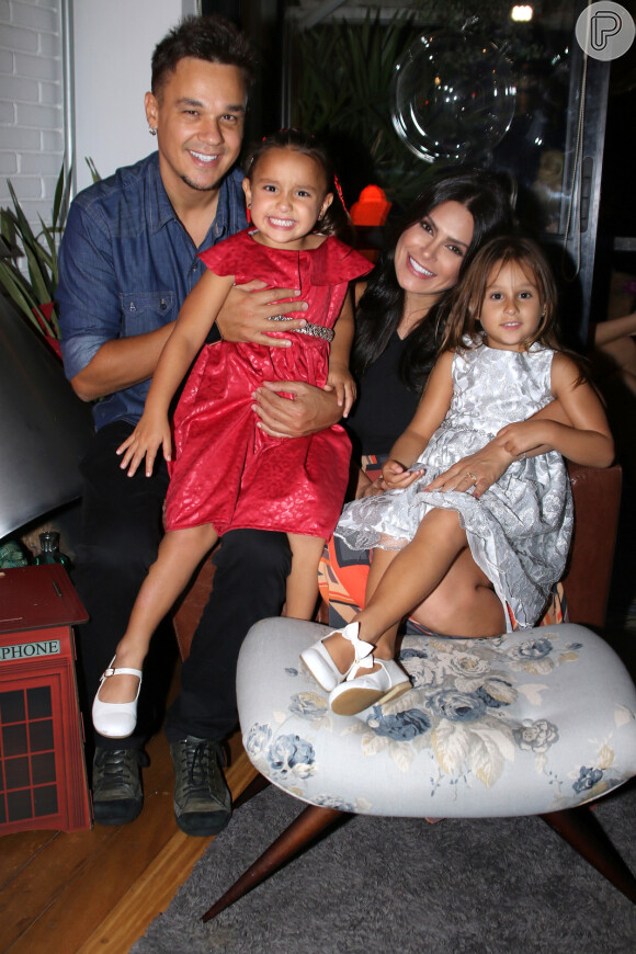 Leandro, do KLB, levou a mulher, Natália Guimarães, e as filhas gêmeas, Maya e Kiara, de 4 anos, à festa de aniversário do promoter Helinho Calfat