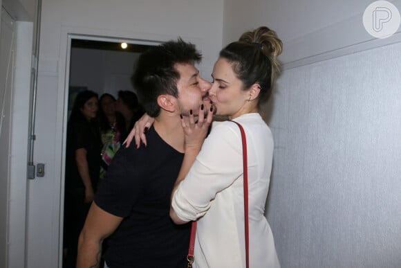 Ana Paula Renault e o namorado, Rudimar De Maman, trocaram beijos na festa de aniversário do promoter Helinho Calfat