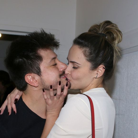 Ana Paula Renault e o namorado, Rudimar De Maman, trocaram beijos na festa de aniversário do promoter Helinho Calfat