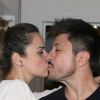 Ana Paula Renault e o namorado, Rudimar De Maman, se beijaram na festa de aniversário do promoter Helinho Calfat, neste sábado, 24 de fevereiro de 2018