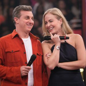 Angélica e Luciano Huck vibraram neste domingo, 25 de fevereiro de 2018, com o nascimento de um pavão em casa