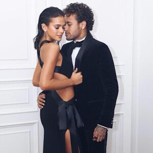 Neymar e Bruna Marquezine foram com trajes de gala para o evento