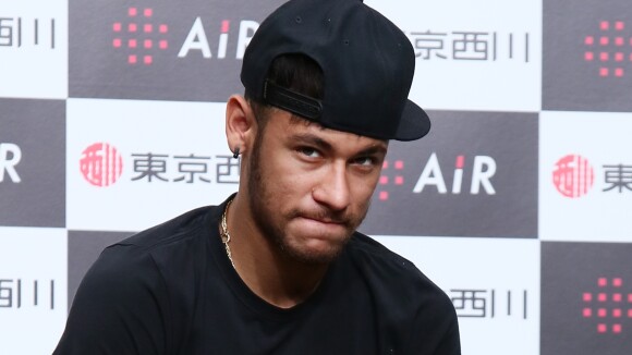 Neymar torce tornozelo direito, chora e deixa campo de maca durante jogo do PSG