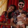 Aline Dias e o namorado, Rafael Cupello, com o filho, Bernardo, e a família no circo Patati Patatá