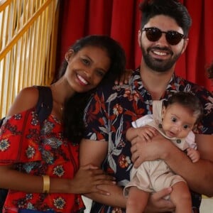 Aline Dias e o namorado, Rafael Cupello, com o filho, Bernardo, e a família no circo Patati Patatá