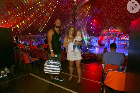Maíra Charken e o namorado, Renato Antunes, levaram o filho, Gael, no circo Patati Patatá