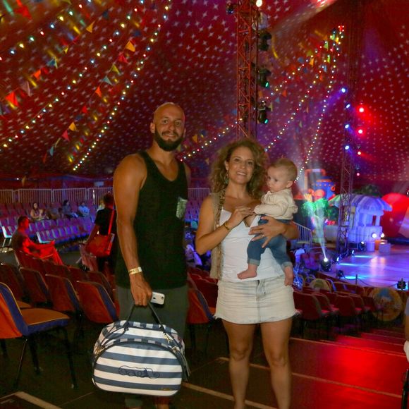 Maíra Charken e o namorado, Renato Antunes, levaram o filho, Gael, no circo Patati Patatá