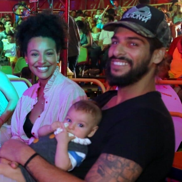 Sheron Menezzes e o namorado, Saulo Bernard, com o filho, Benjamin, no circo Patati Patatá