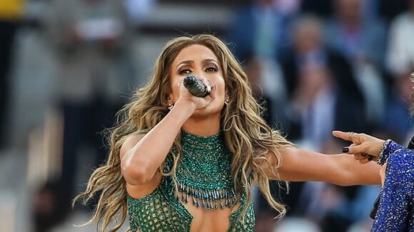 Jennifer Lopez volta para Los Angeles, EUA, após cantar na abertura da Copa
