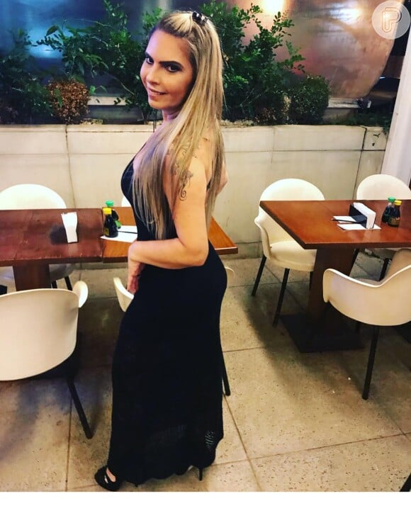 Viúva de Marcelo Rezende, Luciana Lacerda usou um vestido longo preto da Moda Pink Vivi em seu aniversário