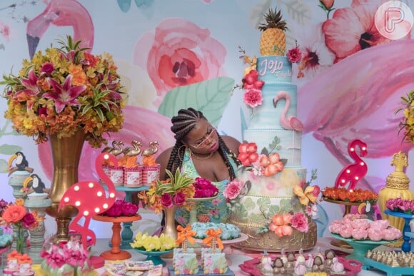 A decoração da festa de Jojo Toddynho tinha abacaxi e flamingos