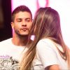 Mayra Cardi trocou beijos e carinhos com o marido, Arthur Aguiar, durante desfile em São Paulo nesta segunda-feira, 26 de fevereiro de 2018