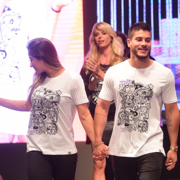 Mayra Cardi e o marido, Arthur Aguiar, esbanjaram simpatia ao cruzar a passarela