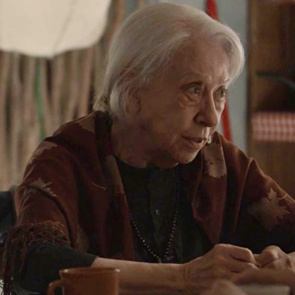 Indagada por Josafá (Lima Duarte), Mercedes (Fernanda Montenegro) tenta tranquilizar o amigo, na novela 'O Outro Lado do Paraíso'