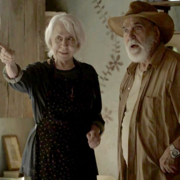 Mercedes (Fernanda Montenegro) e Josafá (Lima Duarte) discutem por causa de Cleo (Giovana Cordeiro) e se chamam de 'tonto', na novela 'O Outro Lado do Paraíso'
