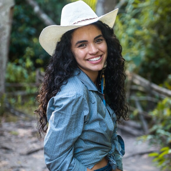 Cleo (Giovana Cordeiro) conversa com as amigas do bordel e Josafá (Lima Duarte) a flagra, na novela 'O Outro Lado do Paraíso'