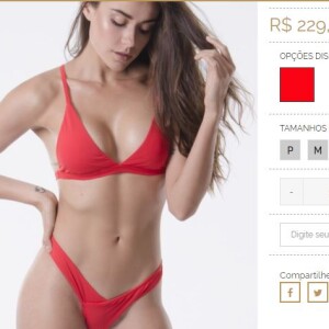 A cantora escolheu um biquíni cavado de R$ 229