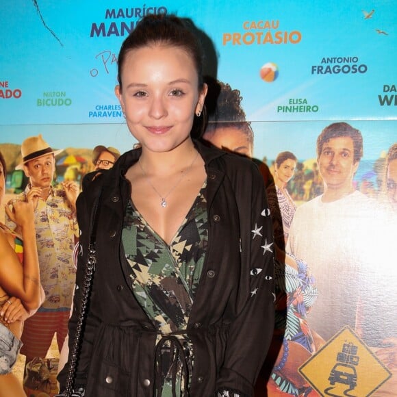 Larissa Manoela posou para os fotógrafos na pré-estreia de 'Os Farofeiros', em São Paulo