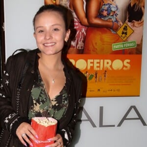 Larissa Manoela apostou em um look despojado na pré-estreia de 'Os Farofeiros'