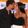 Aline Riscado e Felipe Roque trocaram beijos na pré-estreia de 'Os Farofeiros', em São Paulo