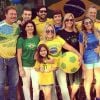 Susana Vieira assiste primeiro jogo do Brasil na Copa do Mundo ao lado do ex-marido, Carson Gardeazabal, e do ex-noivo, o ator Sandro Pedrozo: 'Família feliz pós-jogo'