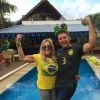 Susana Vieira posa ao lado do promoter David Brazil na piscina da casa da atriz