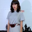Carla Salla combinou t-shirt e saia plissada Prada na pré-estreia de ' Motorrad' 