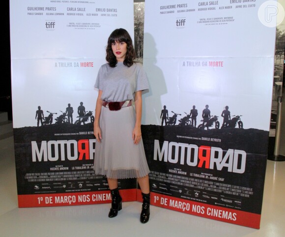 Carla Salle exibiu look Prada na pré-estreia de 'Motorrad', na segunda-feira, 26 de janeiro de 2018
