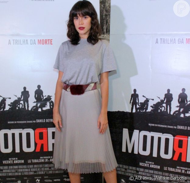 Carla Salle exibiu look Prada na pré-estreia de 'Motorrad', na segunda-feira, 26 de janeiro de 2018