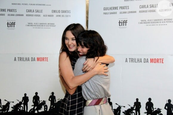 Carla Salle abraçou Juliana Lohmann na pré-estreia de 'Motorrad'