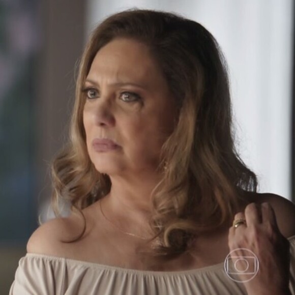 Nádia (Eliane Giardini) diz que Diego (Arthur Aguiar) não é pai do filho de Karina (Malu Rodrigues) devido ?à cor do bebê, na novela 'O Outro Lado do Paraíso'