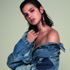 'Como muito doce, também, e não vivo sem um carboidrato, então... Nos fins de semana, sou bem feliz comendo pizza ou uma sobremesa que eu gosto', disse Bruna Marquezine