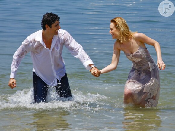 Nando (Reynaldo Gianecchini) e Juliana (Mariana Ximenes) são sequestrados e levados para uma ilha paradisíaca, em 'Guerra dos Sexos', em fevereiro de 2013